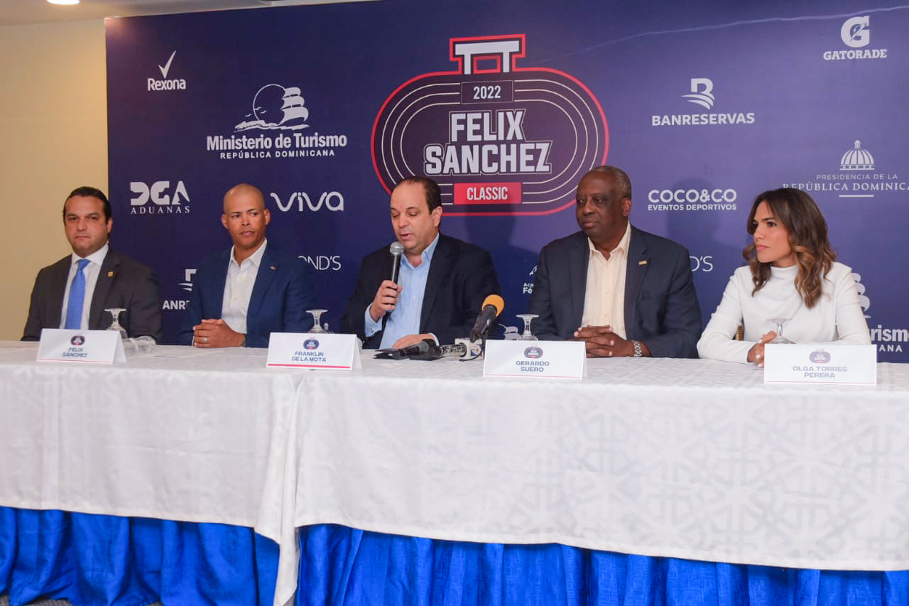 Félix Sánchez mientras ofrece detalles de su clásico de atletismo que será el 14 de mayo en Bayaguana.